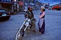Motorradfan und junge Tibeterin in  Danxiong, Fahrt von Dangxion zum Nam-Tsho-See, Tibet