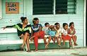 Aitutaki  - Cook Inseln - Polynesien - kids am Flughafen